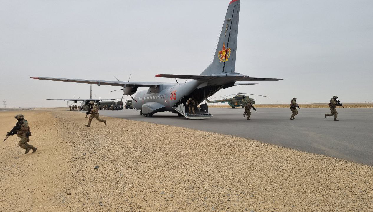 Военно-транспортные самолеты совершили посадку на автотрассу «Жанаозен-Бейнеу»