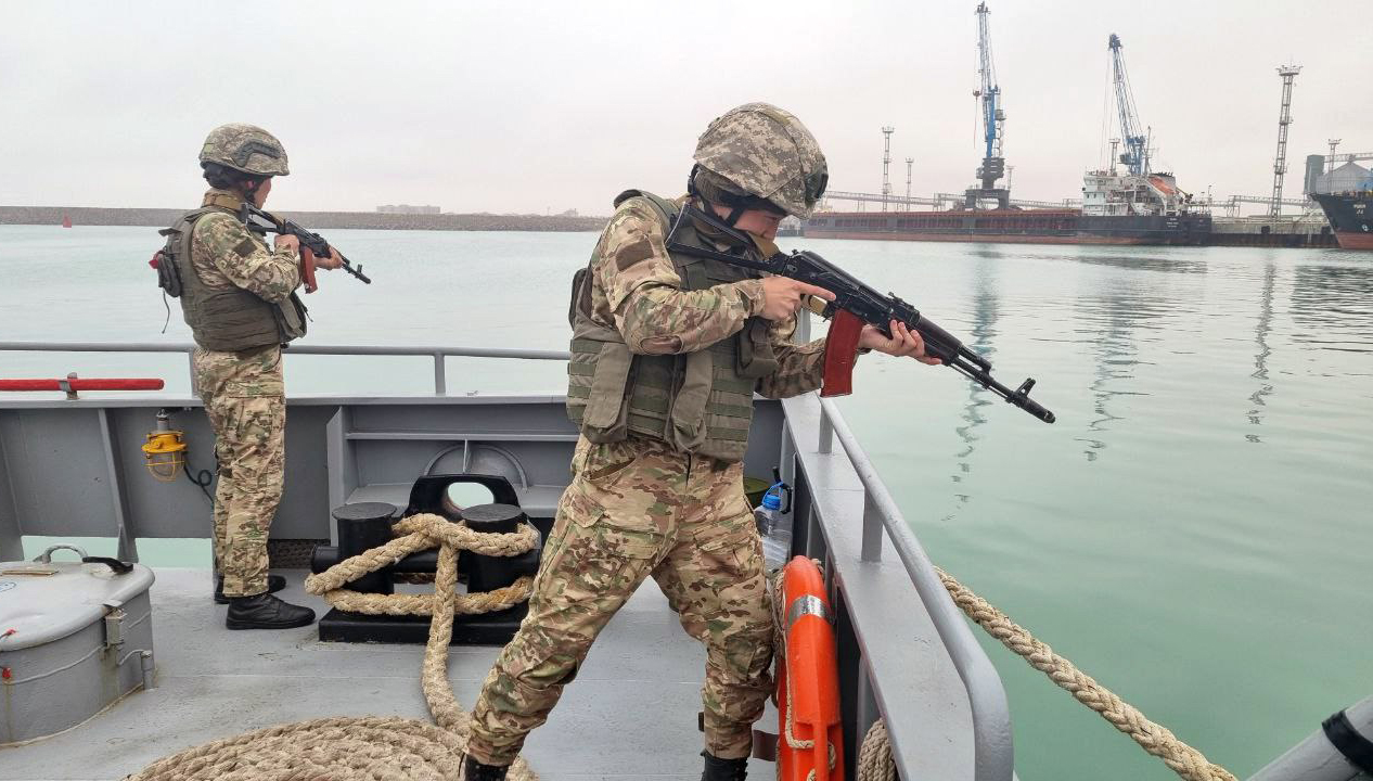 Военные моряки в ходе учения «Батыл Тойтарыс - 2022» выполняют задачи в Каспийском море