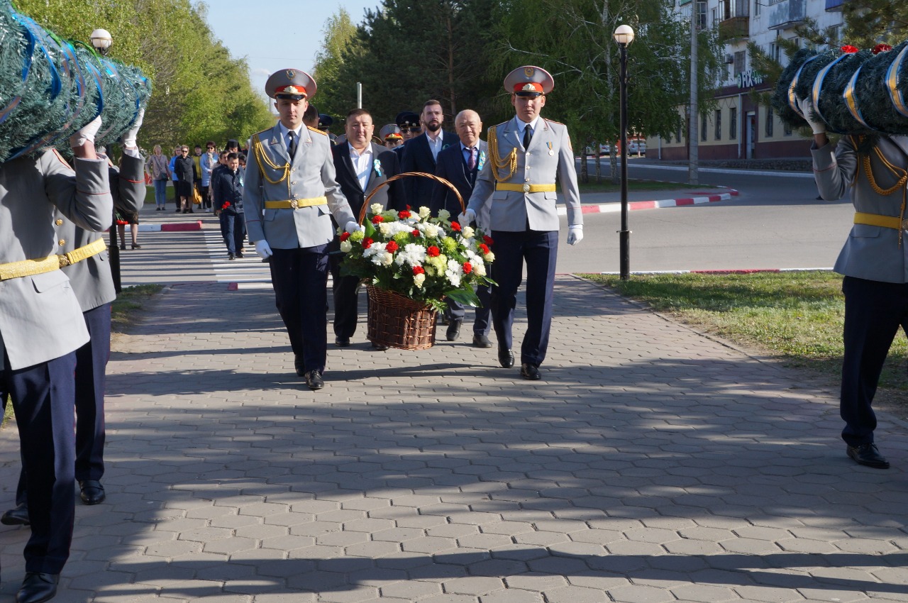 Рудныйдағы Жеңіс күні Даңқ ескерткішіне гүл шоқтарын қоюмен басталды