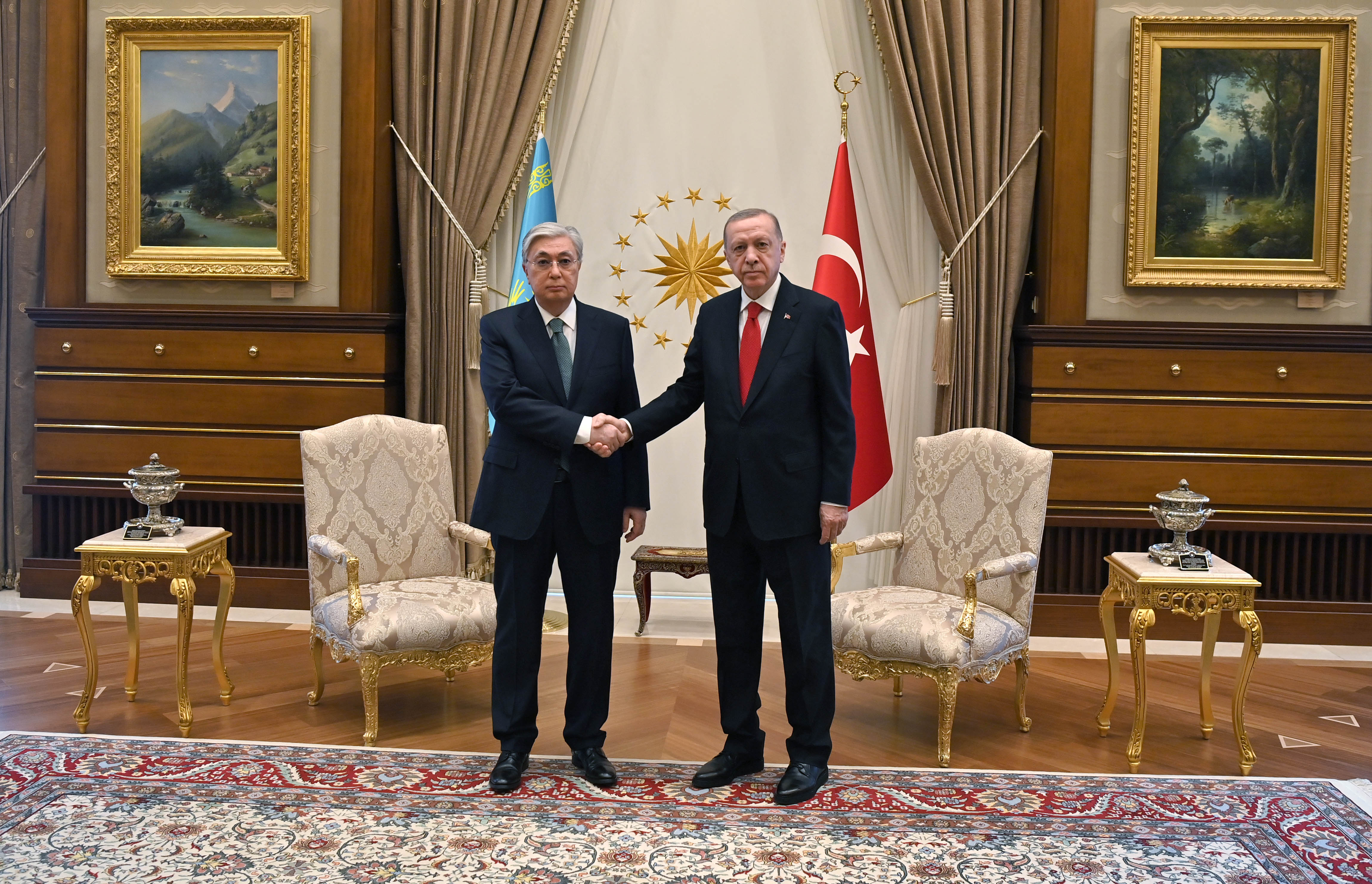 The leaders of Kazakhstan and Türkiye held talks in a narrow format