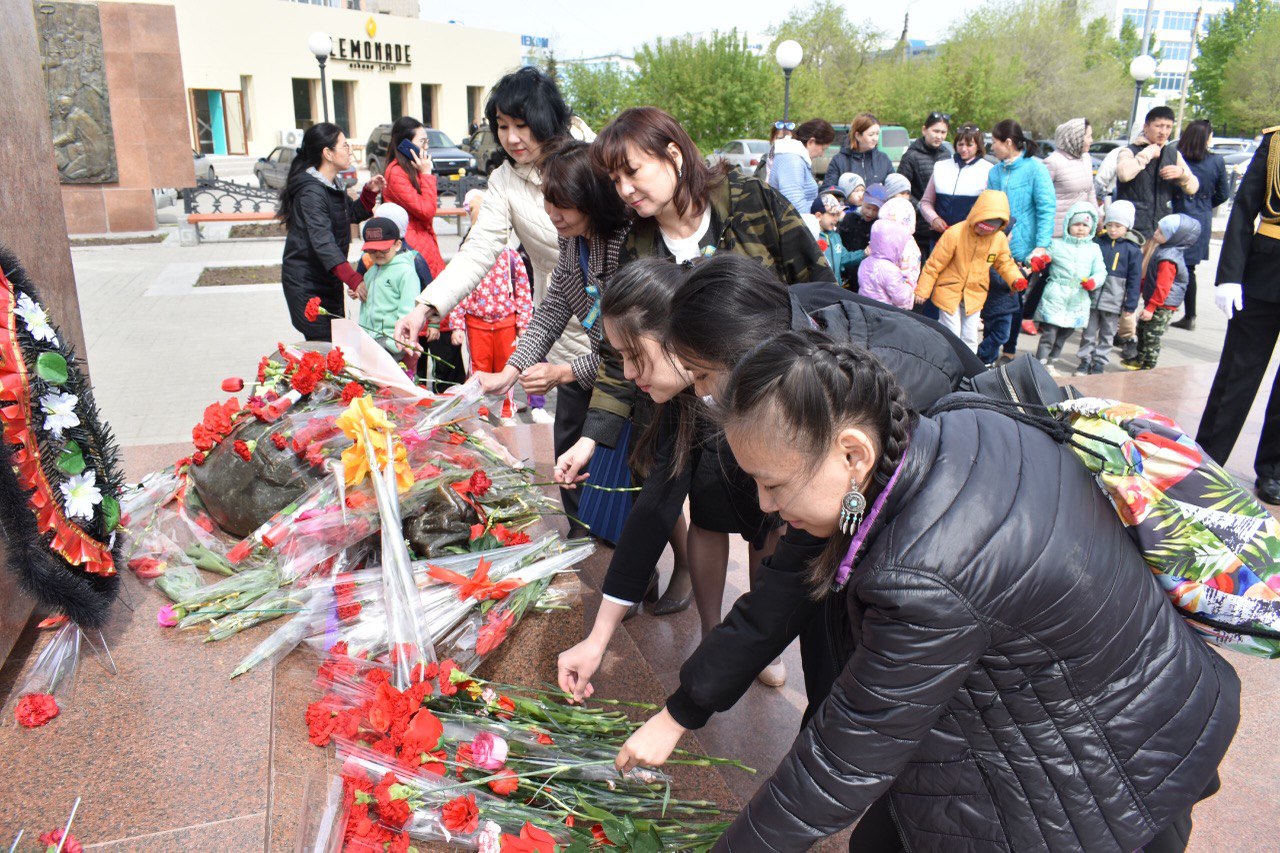 Церемония возложения цветов в честь дня  "Ерлікке тағзым"