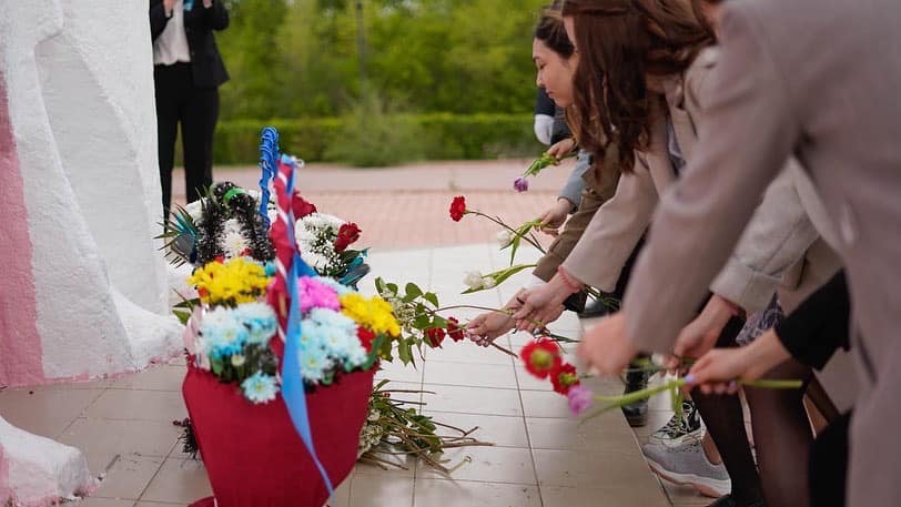 Бүгін оралдықтар Жеңіс алаңындағы «Мәңгілік алауға» гүл шоқтарын қойды