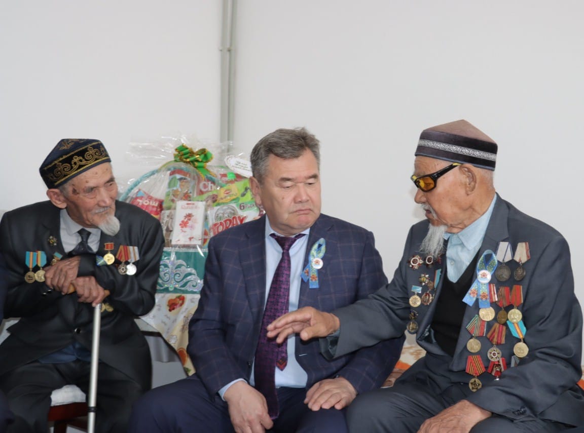 Аким района поздравил ветеранов Великой Отечественной войны с 77-летием Победы