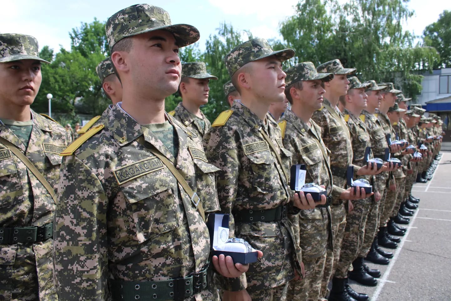 Военнослужащие срочники. Чествование военнослужащих. Солдат в увольнении. Памятник защитникам отечества. Чествовать солдата.
