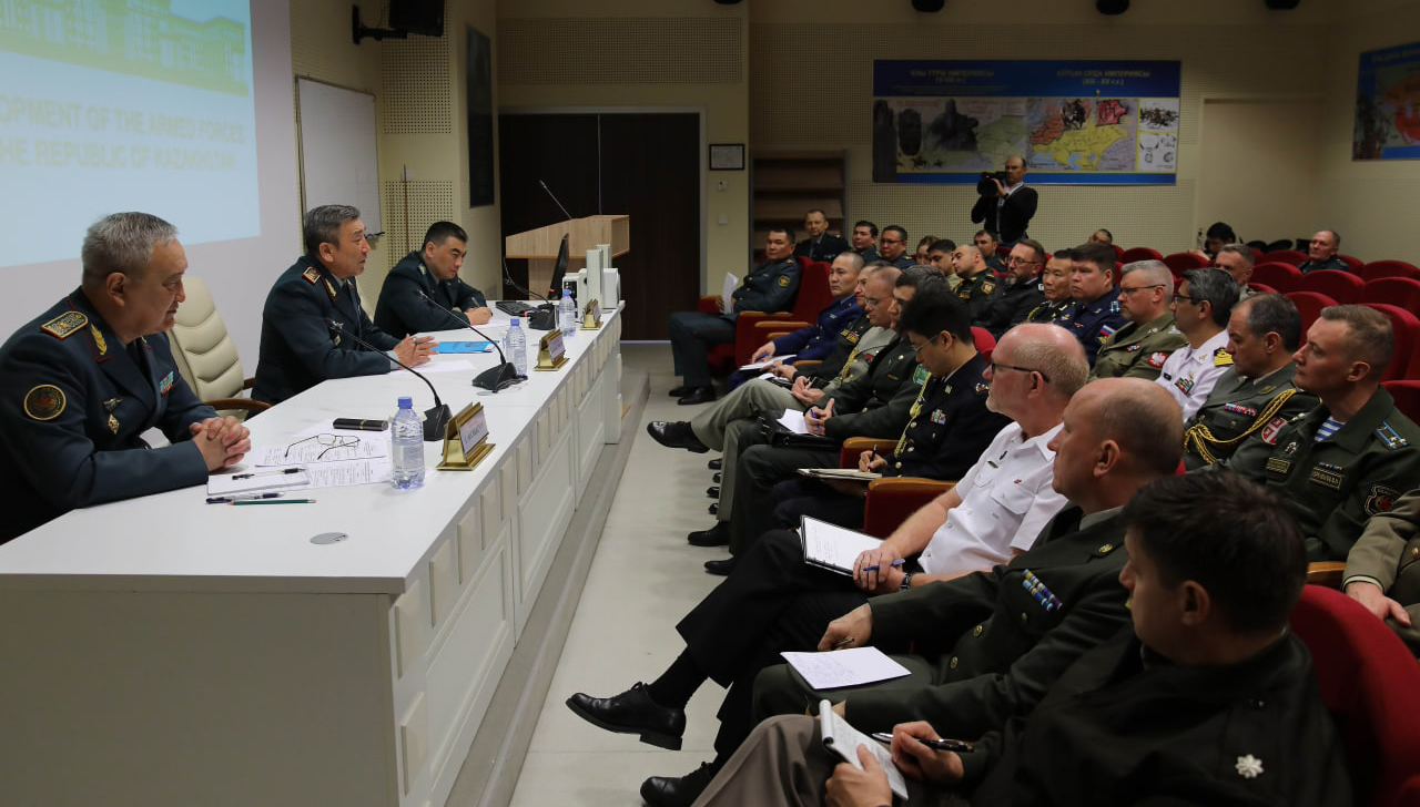 Министерство обороны Казахстана провело брифинг для военных атташе