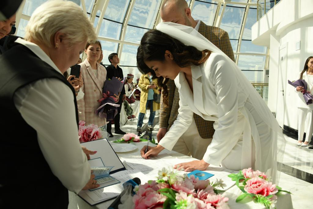 День семьи: торжественную церемонию бракосочетания 15 пар столицы провели на вершине «Байтерека»