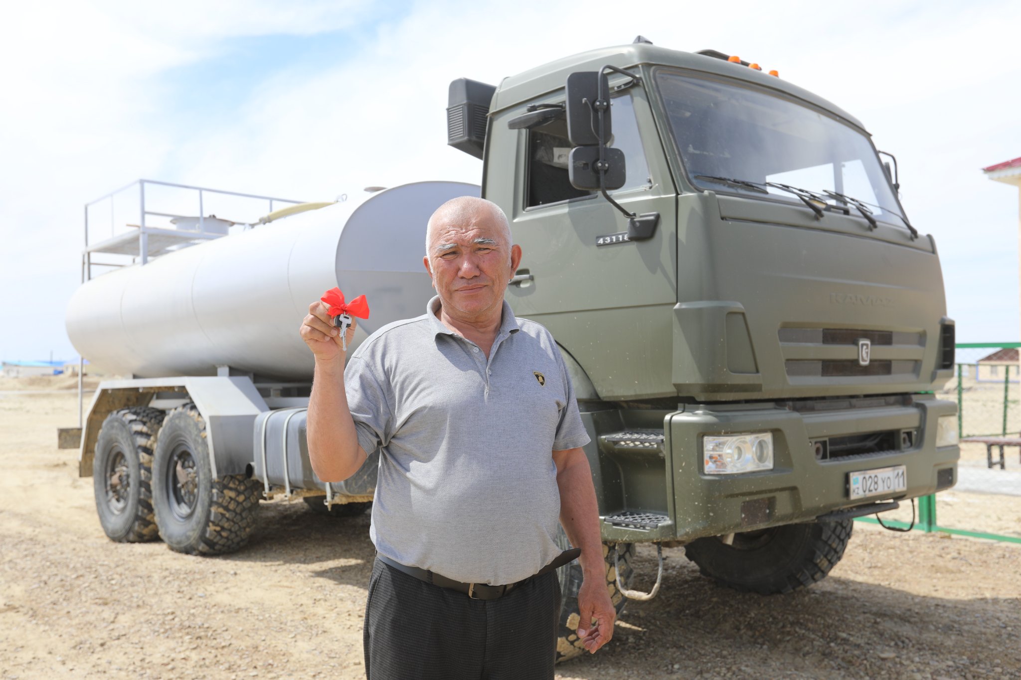 Жителям Тастубека вручили новый автомобиль для перевозки воды