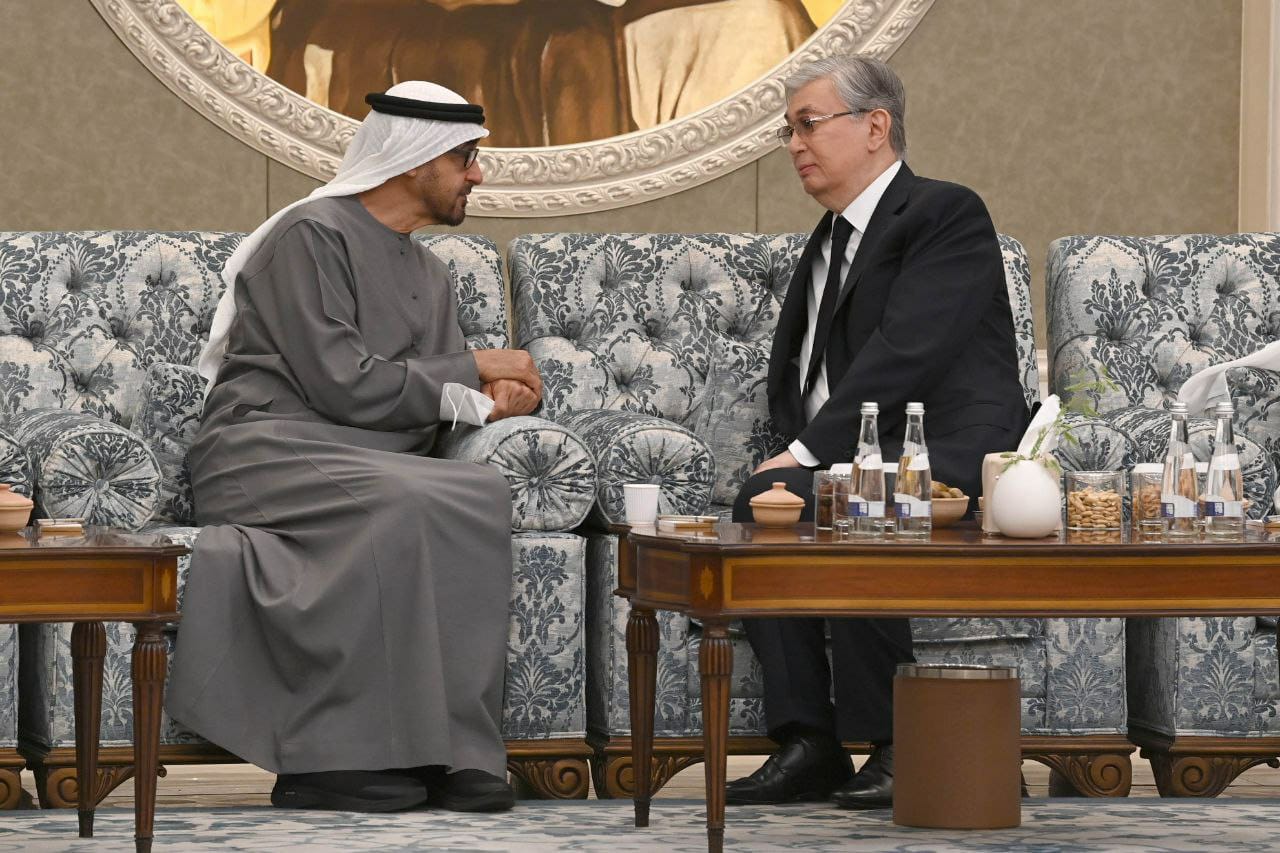 Сегодня Президент Касым-Жомарт Токаев прилетел в Абу-Даби и лично выразил соболезнования в связи с кончиной Президента Объединенных Арабских Эмиратов шейха Халифы бин Заида Аль Нахаяна.