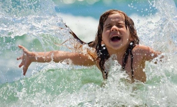 Бөкселі юбкадағы жалаңаш есек