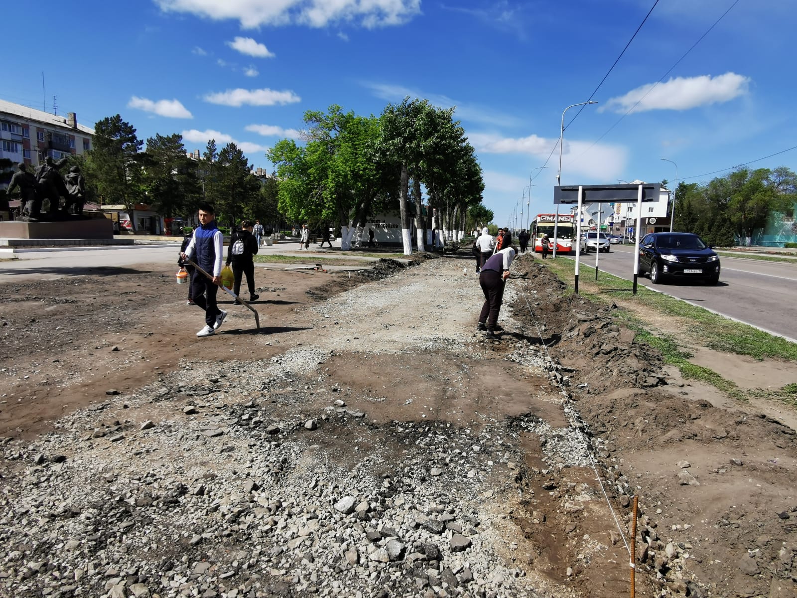 На улице Ленина начался средний ремонт тротуара, по завершении которого пешеходные дорожки будут уложены из брусчатки