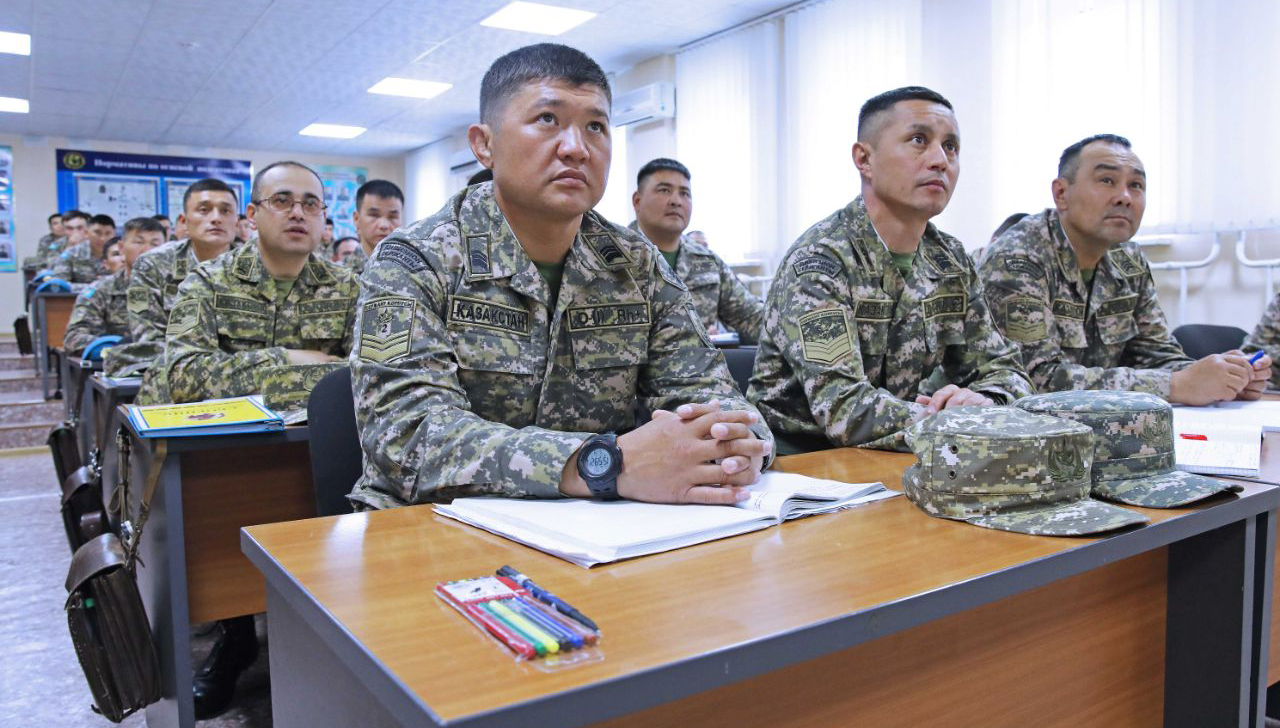 Сержанты казахстанской армии осваивают методы индивидуально-воспитательной работы