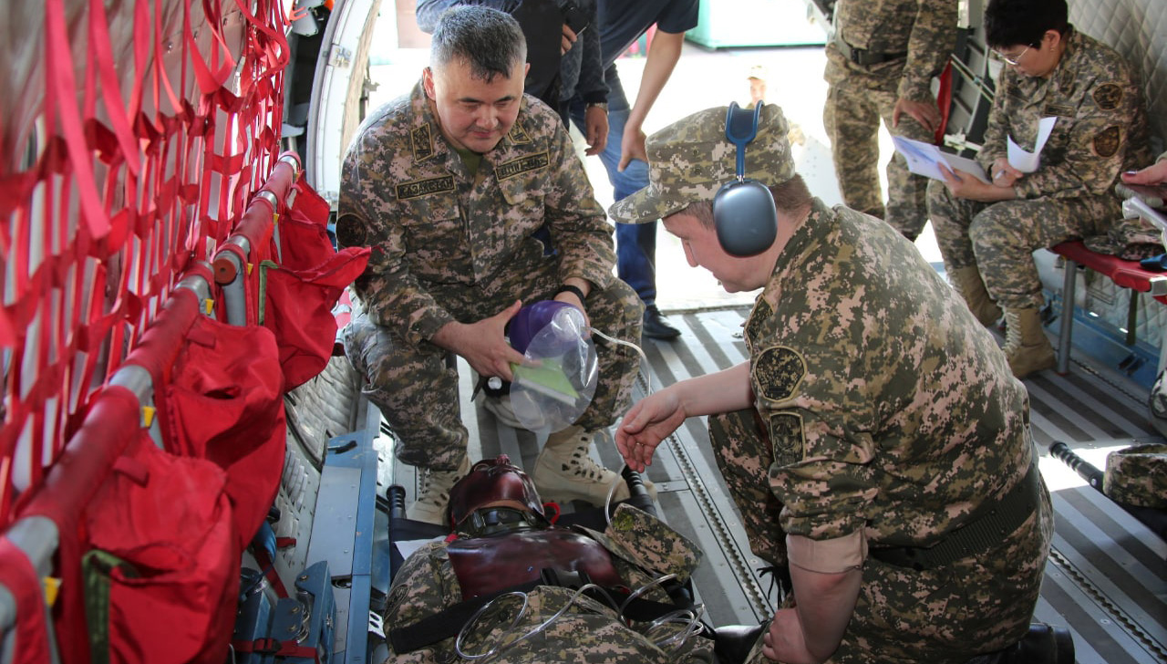 Реанимация на борту самолета: военные врачи совершенствуют профессиональный уровень