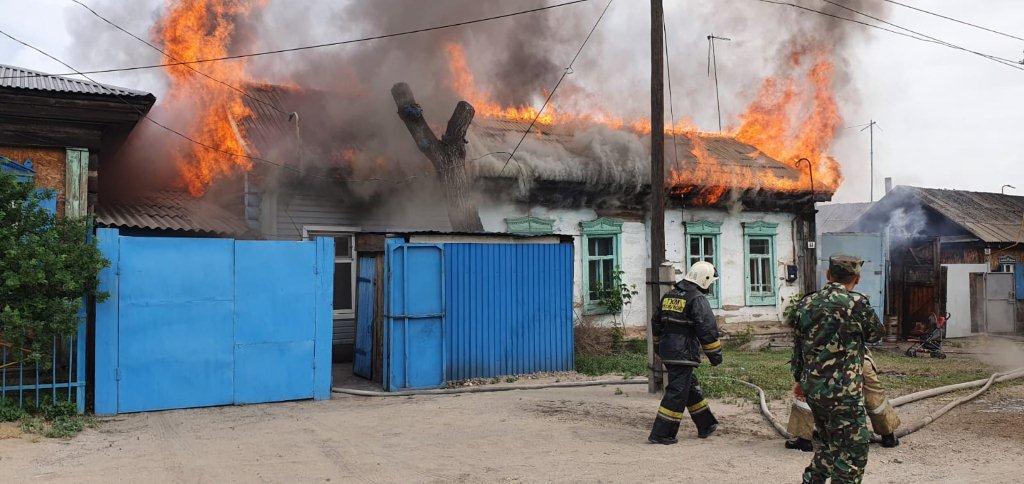 При пожаре огнеборцами города Семей вынесено 3  газовых баллона