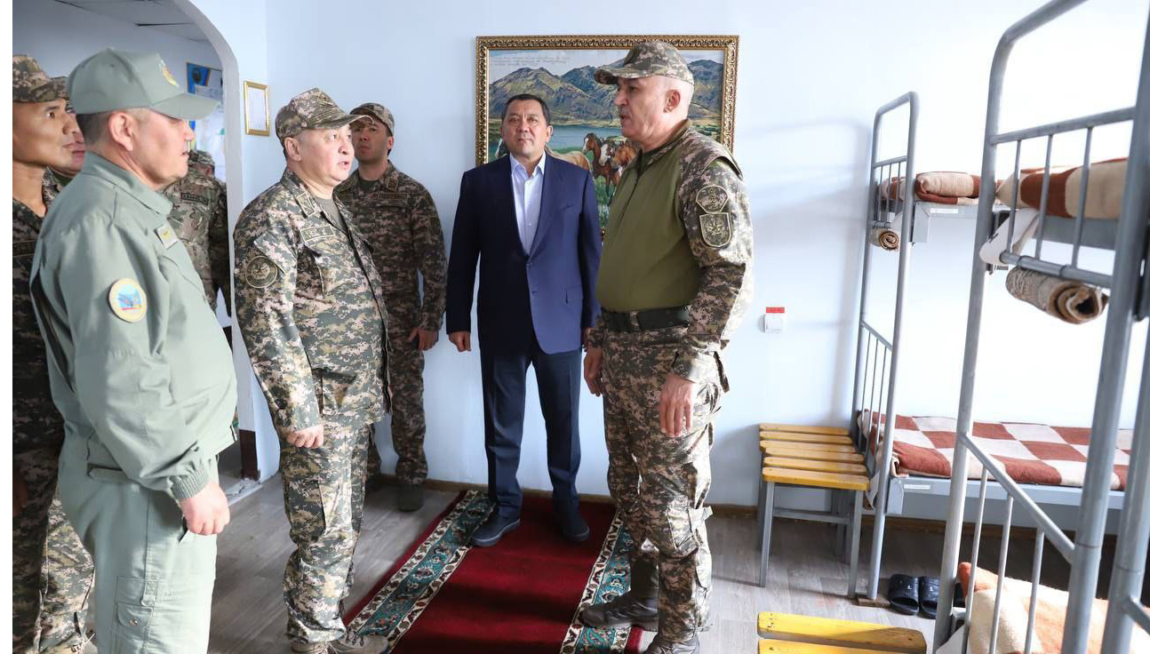 Министр обороны совершил рабочую поездку в Актауский гарнизон