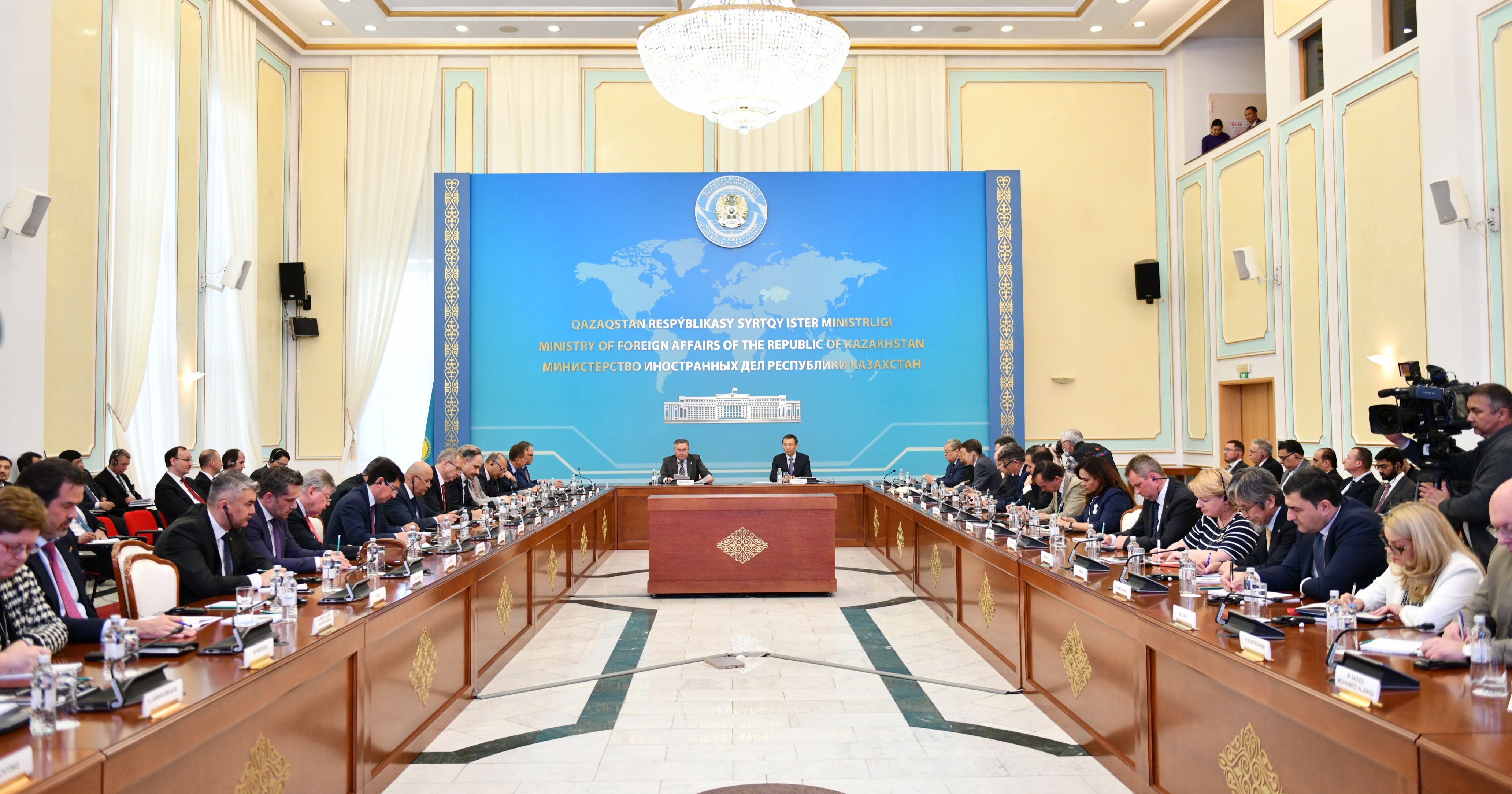 Иностранные дипломаты ознакомились с процессом подготовки к общенациональному референдуму