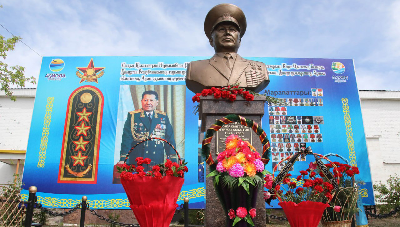 Военнослужащие возложили цветы к памятнику на родине Сагадата Нурмагамбетова