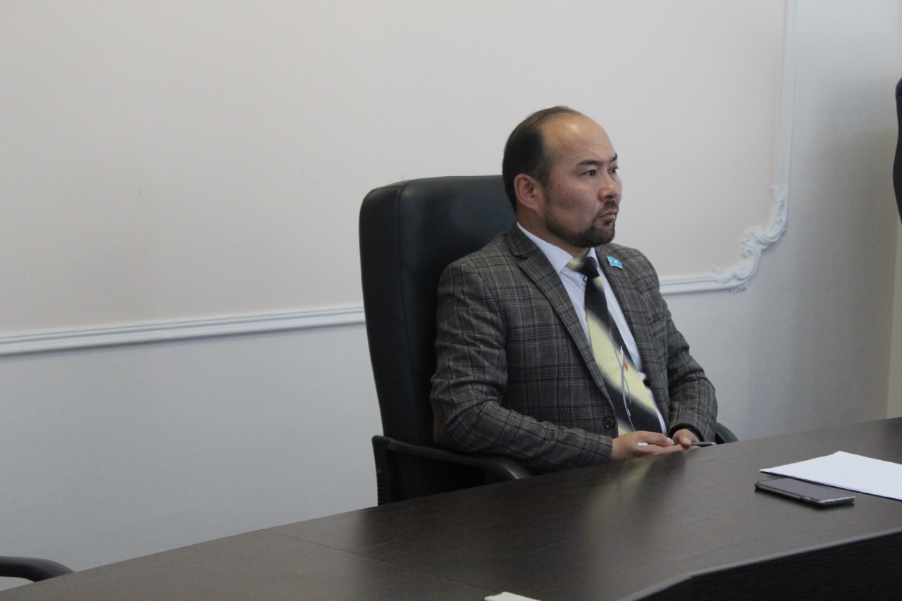 Сегодня секретарь городского маслихата Кабар Хайрым с депутатами приняли участие в работе семнадцатой (внеочередной) сессии Акмолинского областного маслихата