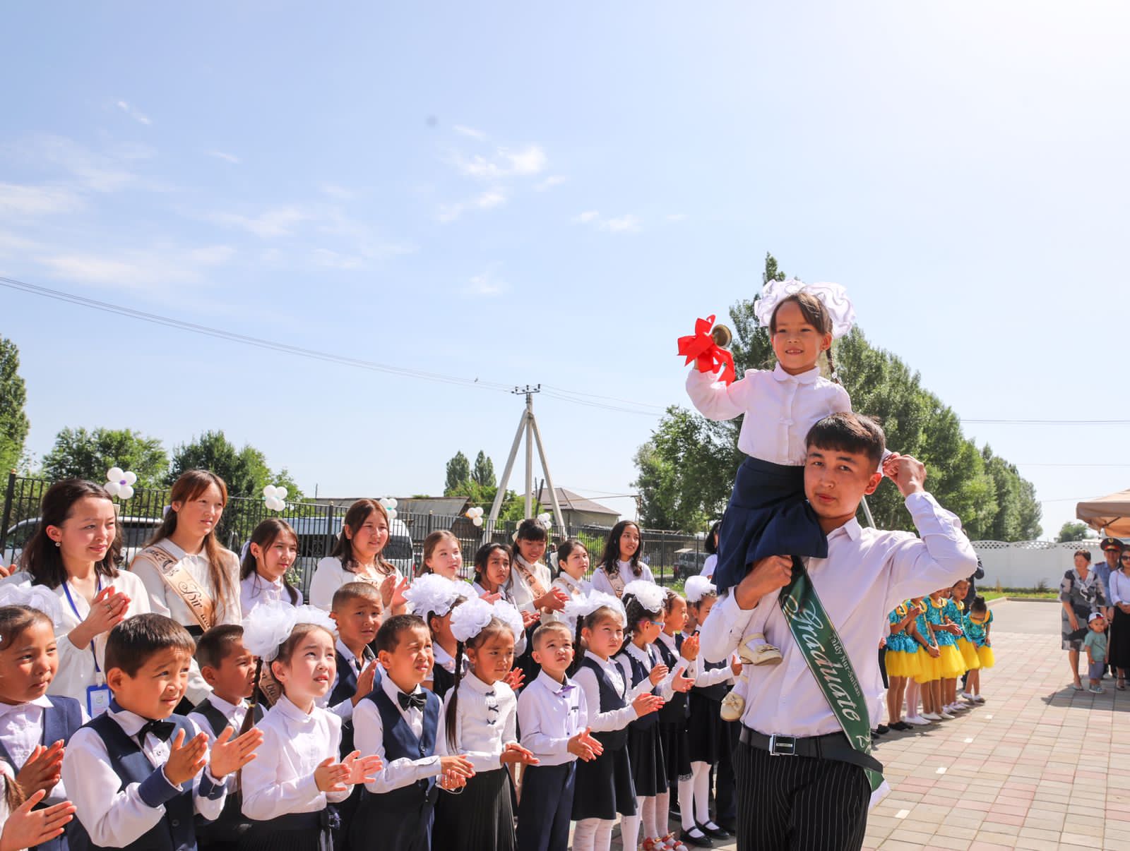 Сыңғырла соңғы қоңырау. Соңғы қоңырау картинки. Соңғы қоңырау оформление. Соңғы қоңырау на двух языках. Соңғы қоңырау оформление картинки.