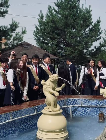 Бүгін, оқу жылының аяқталуына арналған соңғы қоңырау рәсімі дәстүрлі форматта өтті.