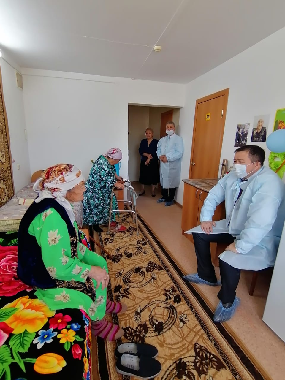 Руководитель Департамента Нәси Сырым в ходе рабочего визита в Карасуский район посетил Карасуский центр оказания специальных социальных услуг.