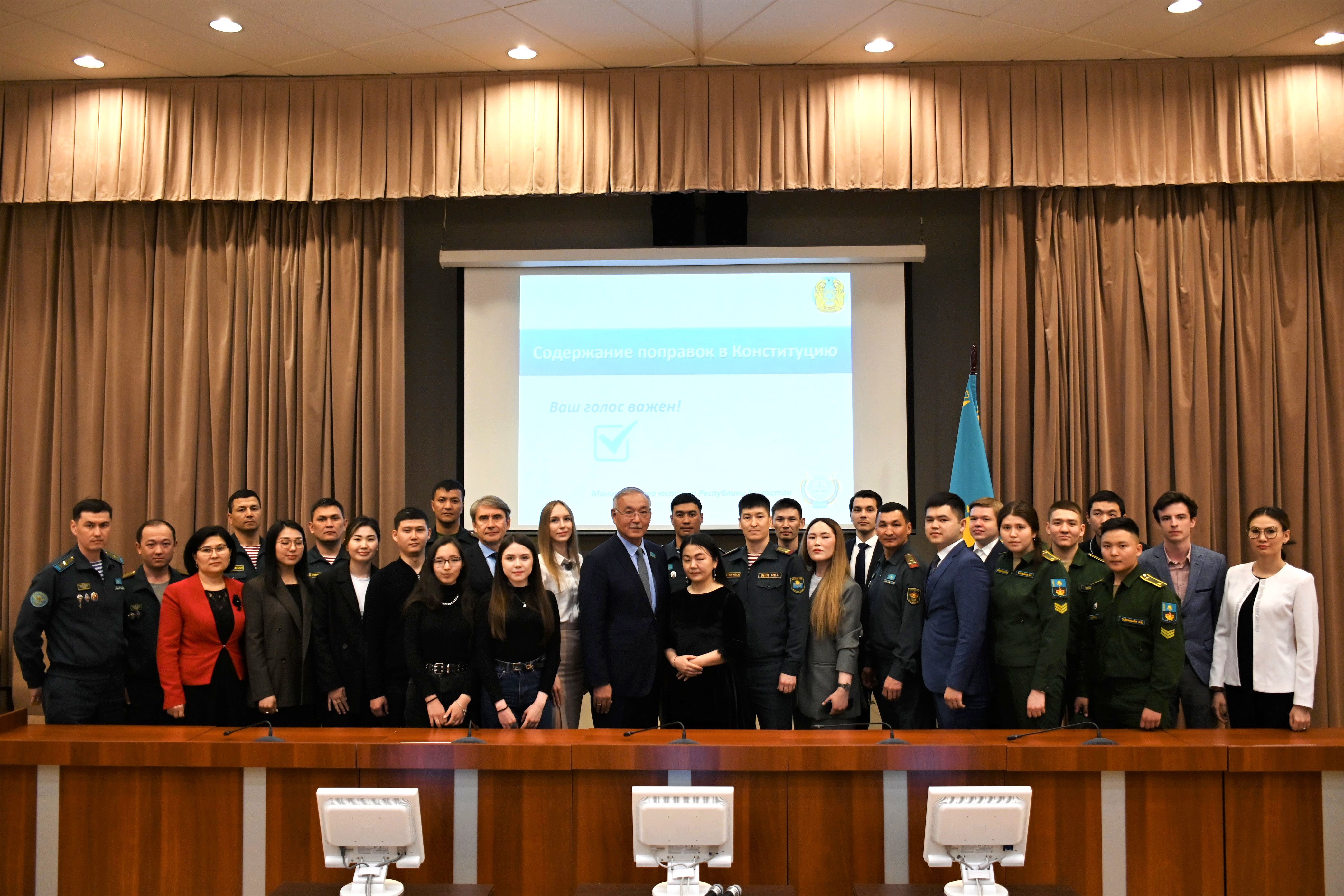 В Санкт-Петербурге депутат Сената Парламента Республики Казахстан Султанбек Макежанов в преддверии референдума провёл встречу со студентами и курсантами из Казахстана