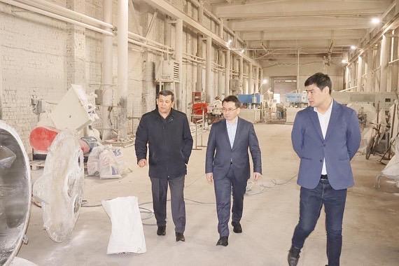 Қала басшысы пластмасса бұйымдарын өндіретін зауытқа барып қайтты