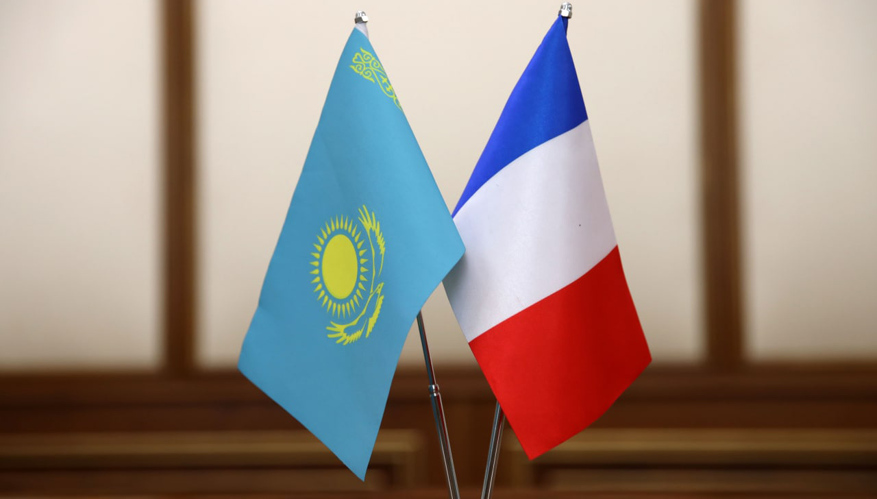 Министр обороны Казахстана встретился с Чрезвычайным и Полномочным Послом Франции