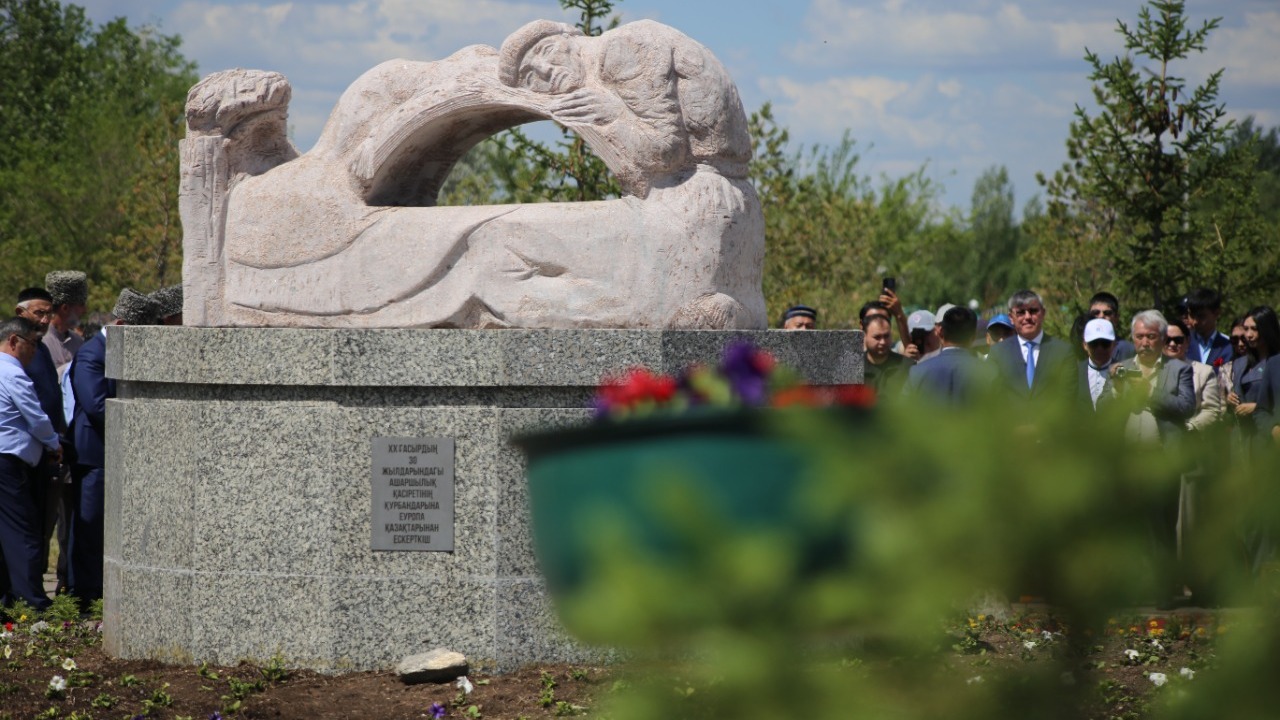 В Караганде установили памятник жертвам голода 30-х годов