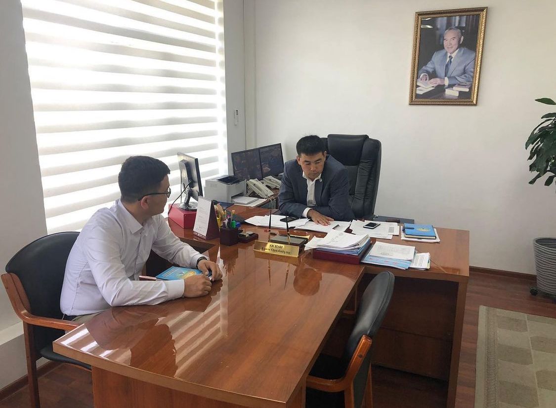 Трусикисіз юбка астына қарау видео