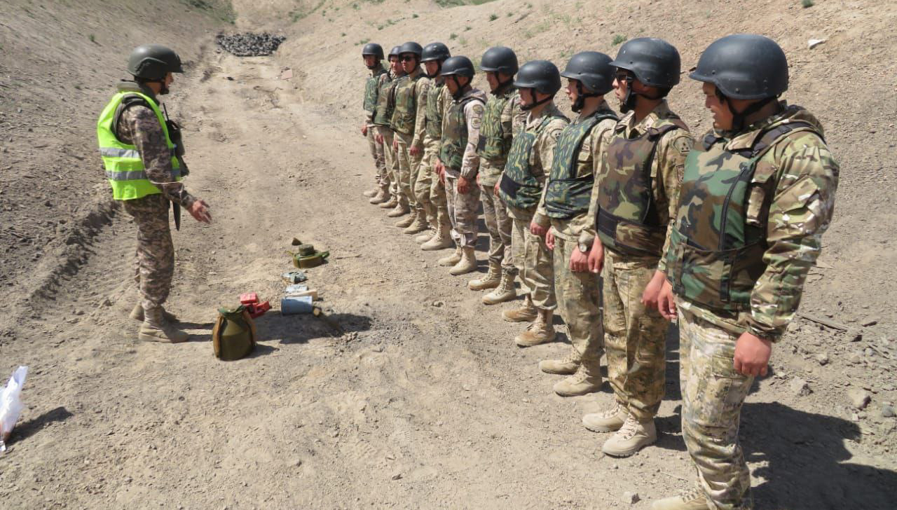 Военные саперы обучают пограничников обращению со взрывоопасными предметами