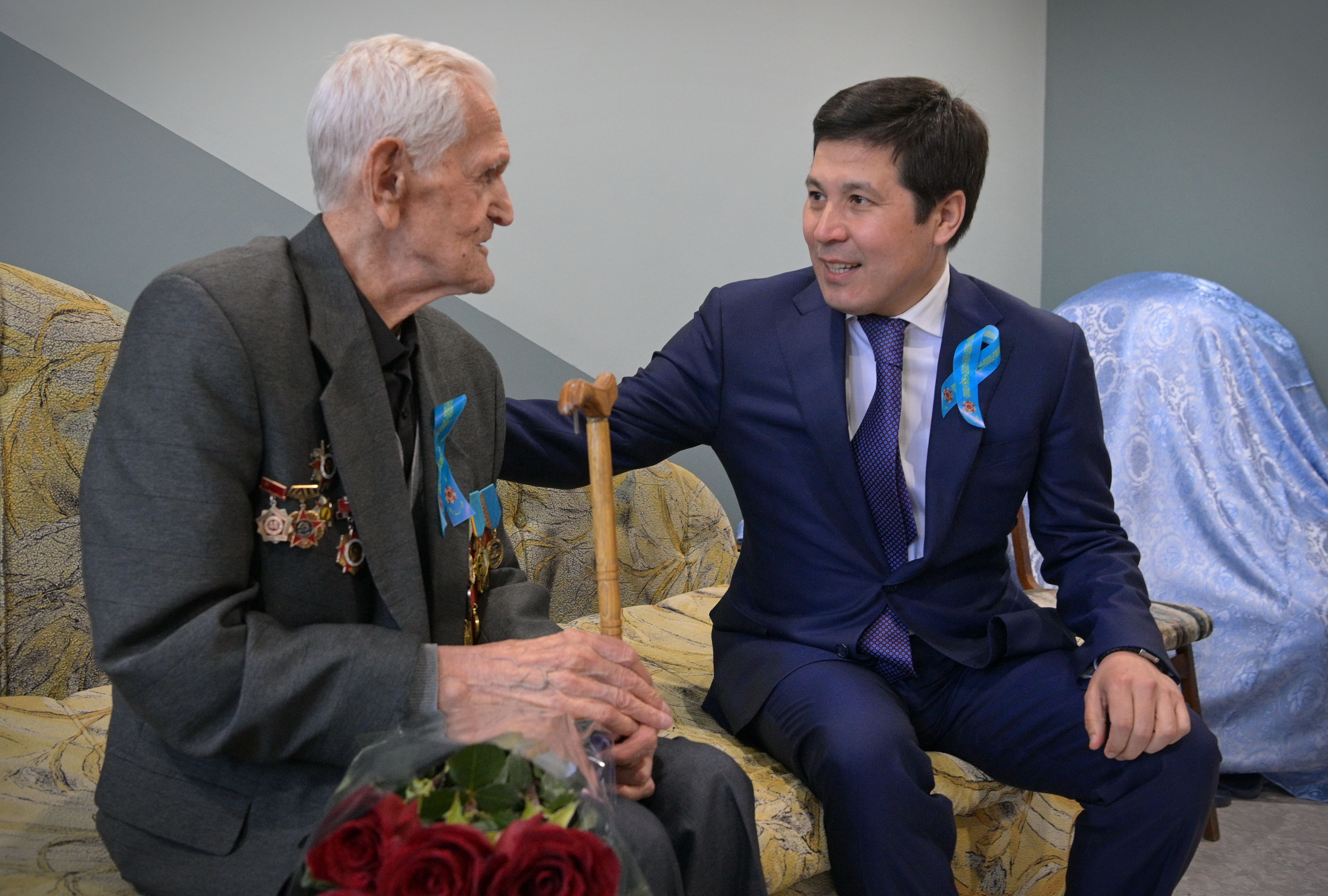 Ваша жизнь – настоящий подвиг. Живите и не сдавайтесь: Аким Павлодарской области поздравил павлодарских ветеранов с праздником