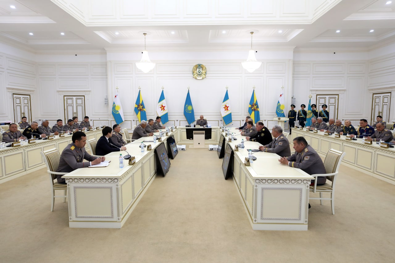 Қорғаныс министрі әскери қызметшілер мен ардагерлерді Отан қорғаушылар күнімен және Ұлы Отан соғысындағы Жеңістің  77 жылдығымен құттықтады