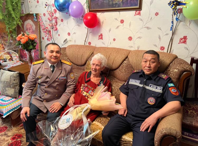 Қызылорда облысы Төтенше жағдайлар департаментінің басшылығы Ұлы Отан соғысының ардагері Колесник Любовь Сергеевнаны мамыр мерекелерімен құттықтады