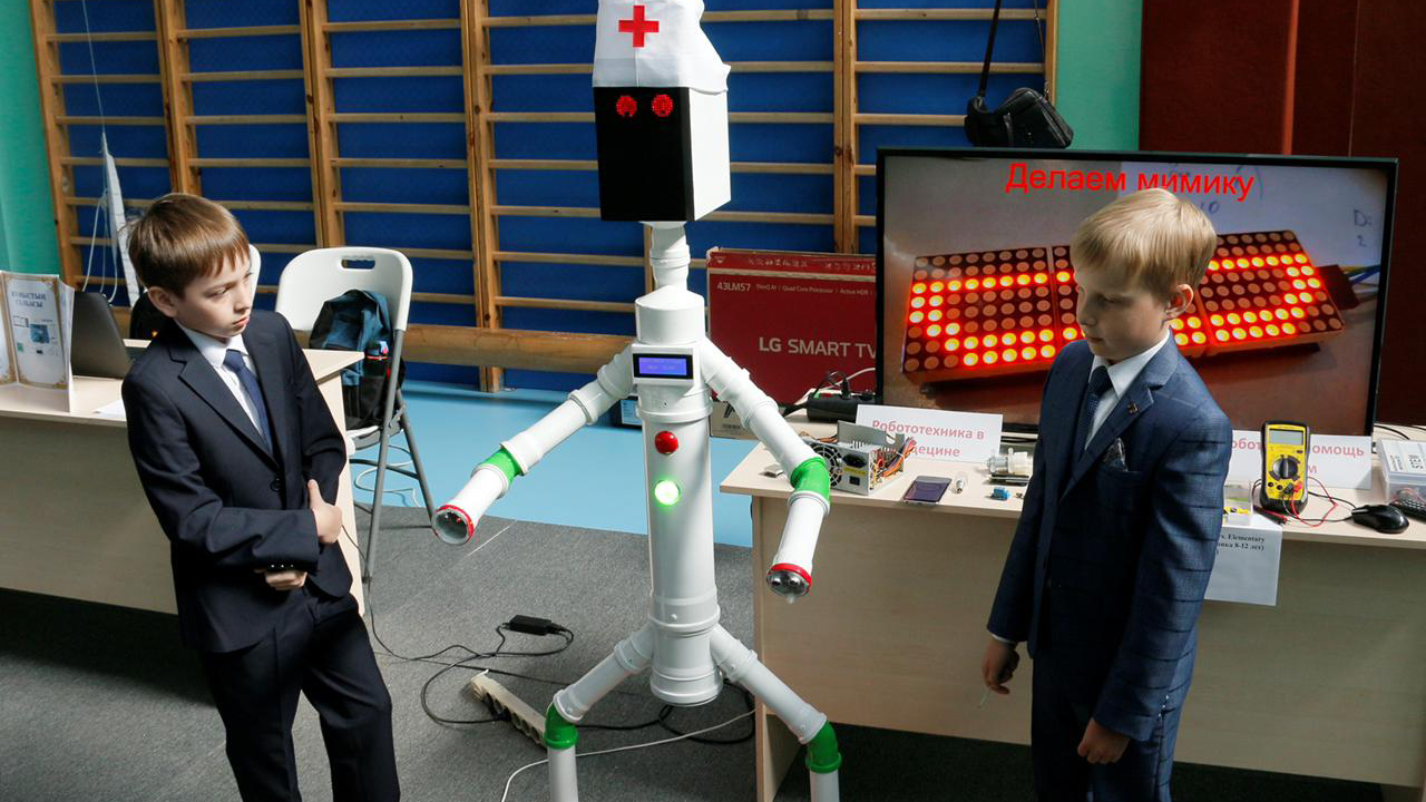 Робота-медика и модель беспилотного автомобиля создали победители олимпиады WRO-2022 в Караганде