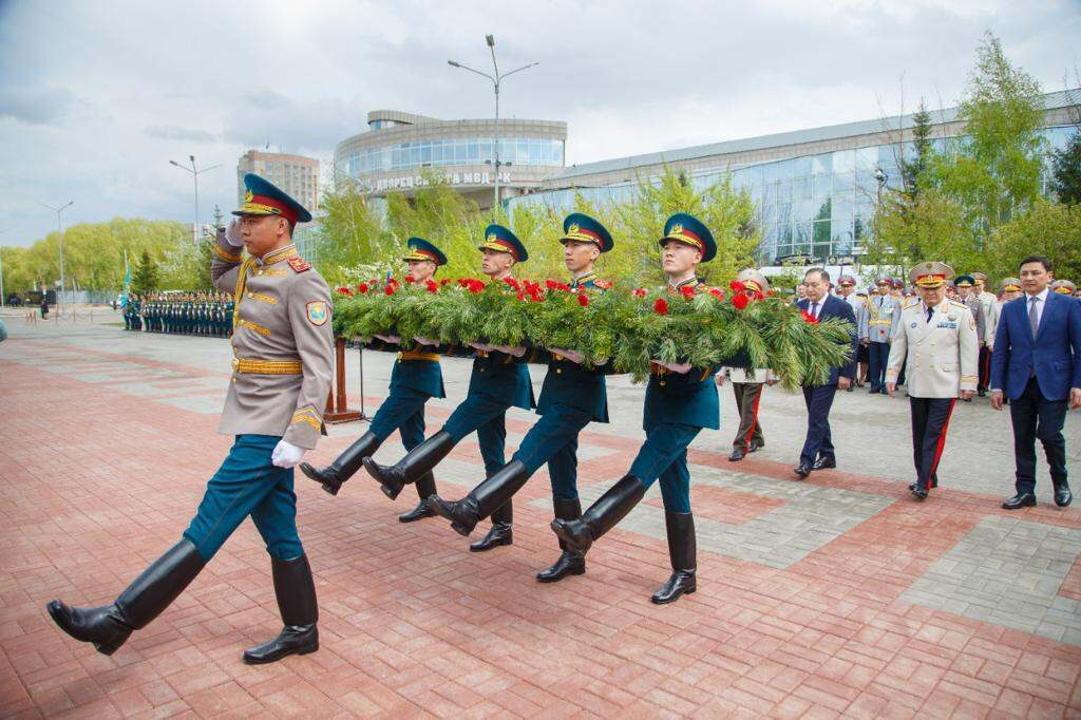 Организация 7 мая. 7 Мая праздник в Казахстане. День защитника РК. День Отечества Казахстан. 7 Мая день защитника Отечества в Казахстане.