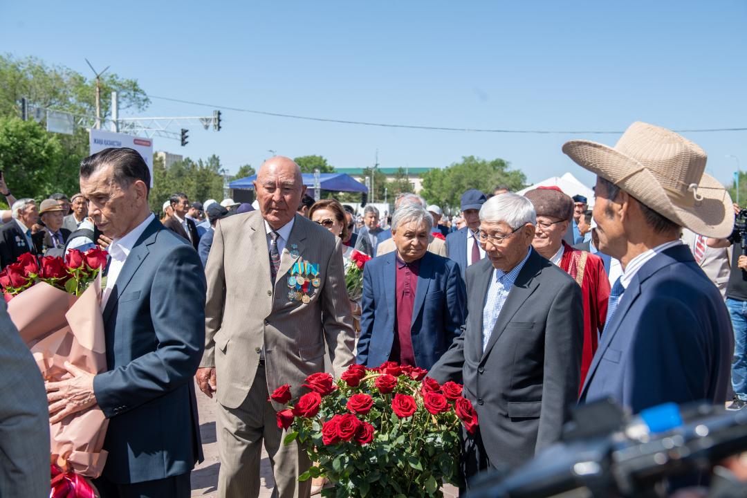 Возложение цветов к памятнику