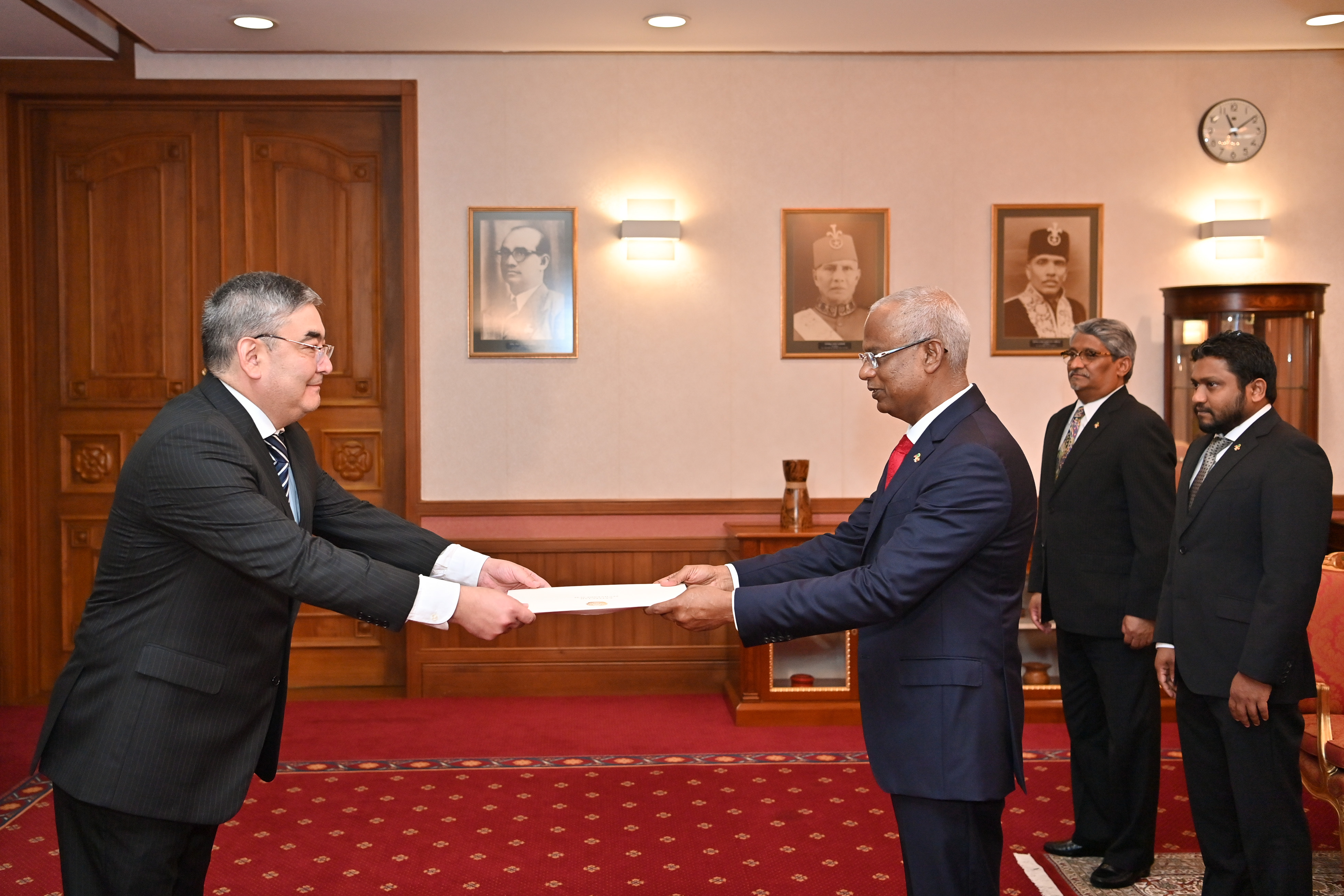 Посол Казахстана вручил верительные грамоты Президенту Мальдив
