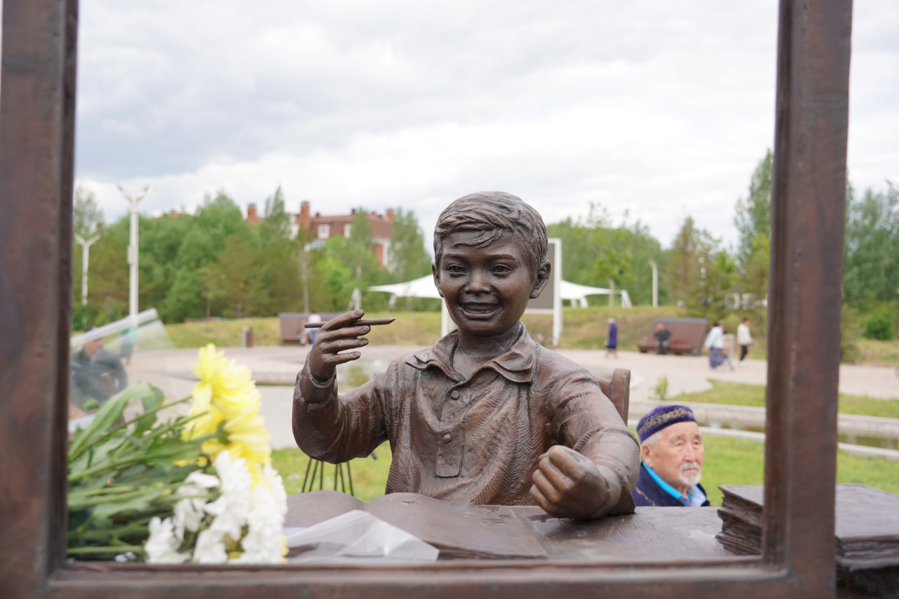 Памятник казахскому герою детства открыли в Нур-Султане