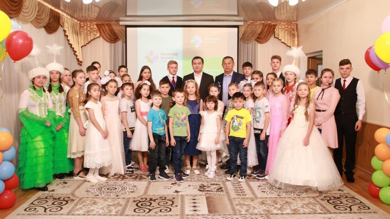 Женис Касымбек поздравил воспитанников детского дома с 1 Июня