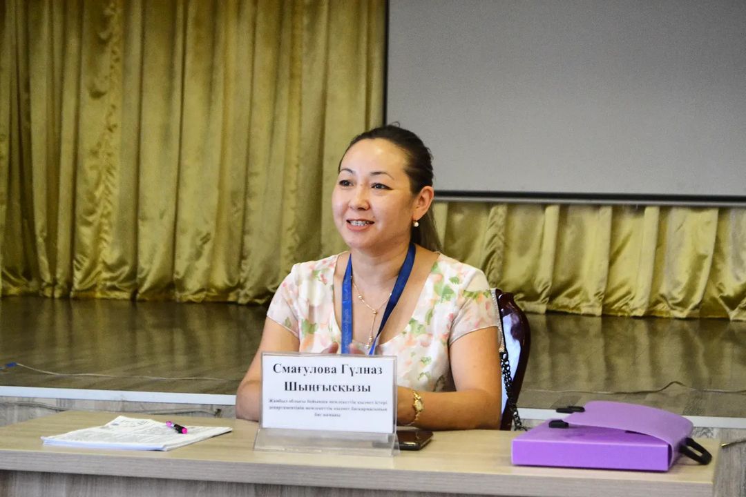 Біреуінің есегін жалап, біресе соратын порно көру. Саша Грейдің оның ішіне сперма алғанын қараңыз