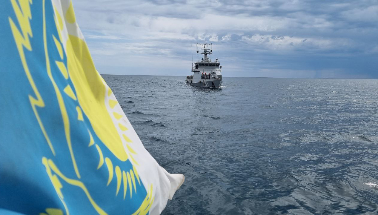 Военные моряки отработали поисково-спасательную операцию в акватории Каспийского моря