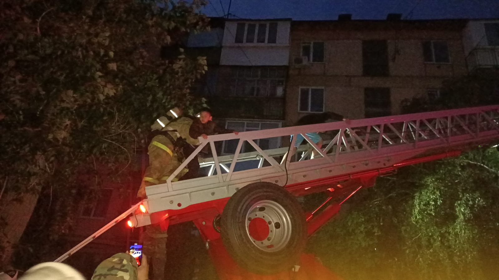 В Костанае из-за ночного пожара в многоэтажке эвакуировали 46 человек, спасли 8-ых, из них 3 детей