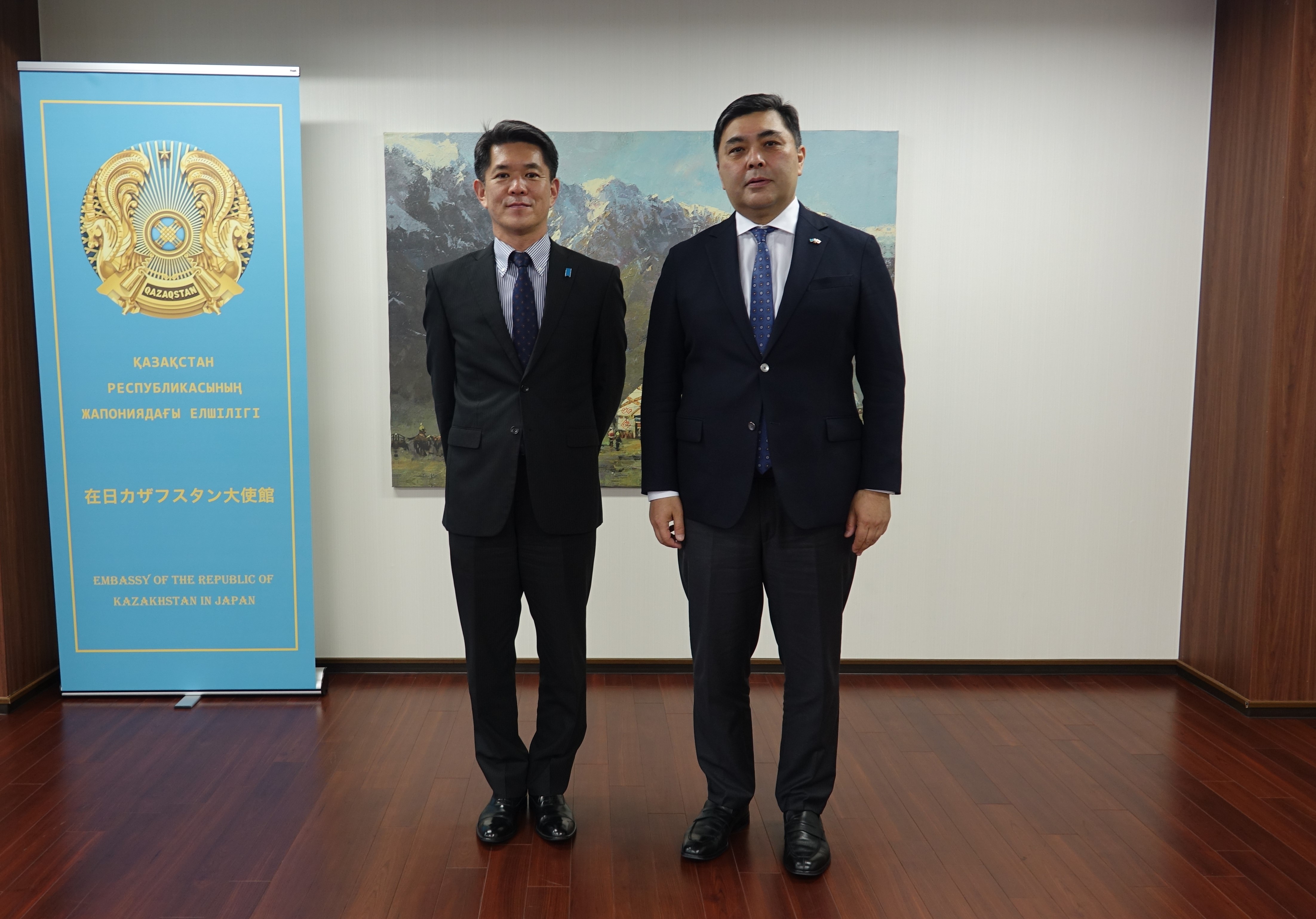 サ－ブル・エシムべコフ大使と日本外務省総合外交政策審議官の遠藤和也大使は、国際機関等における両国の取り組みについて意見交換を行いました。