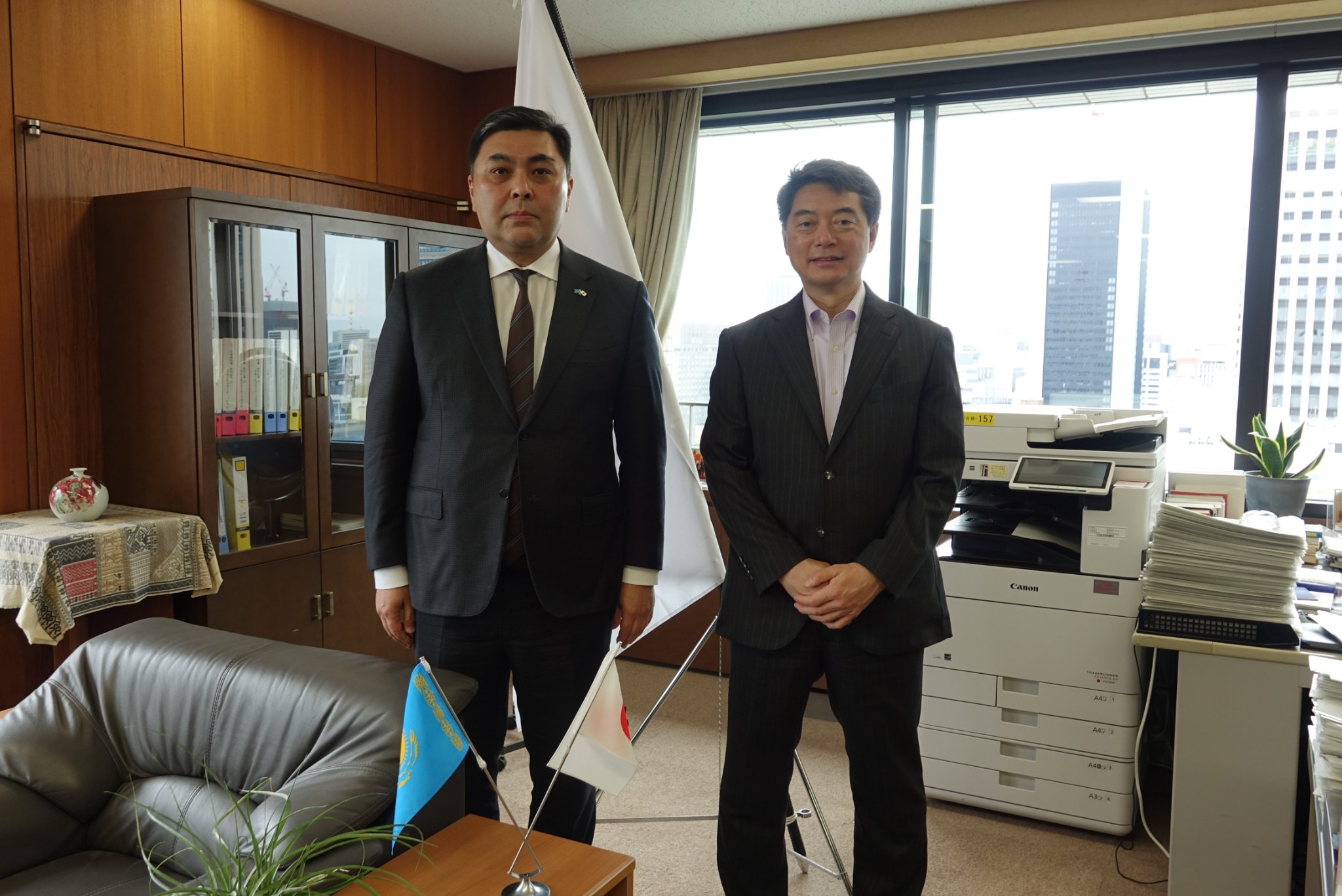 サ－ブル・エシムべコフ大使は広瀬直経済産業審議官と会談しました。
