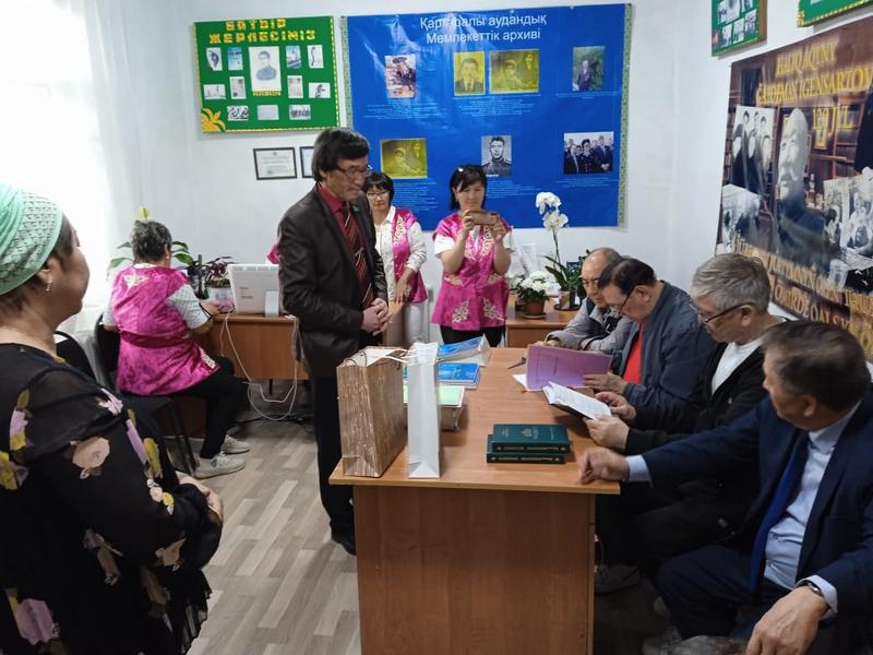 Көліктегі қызылбаспен порно пикап