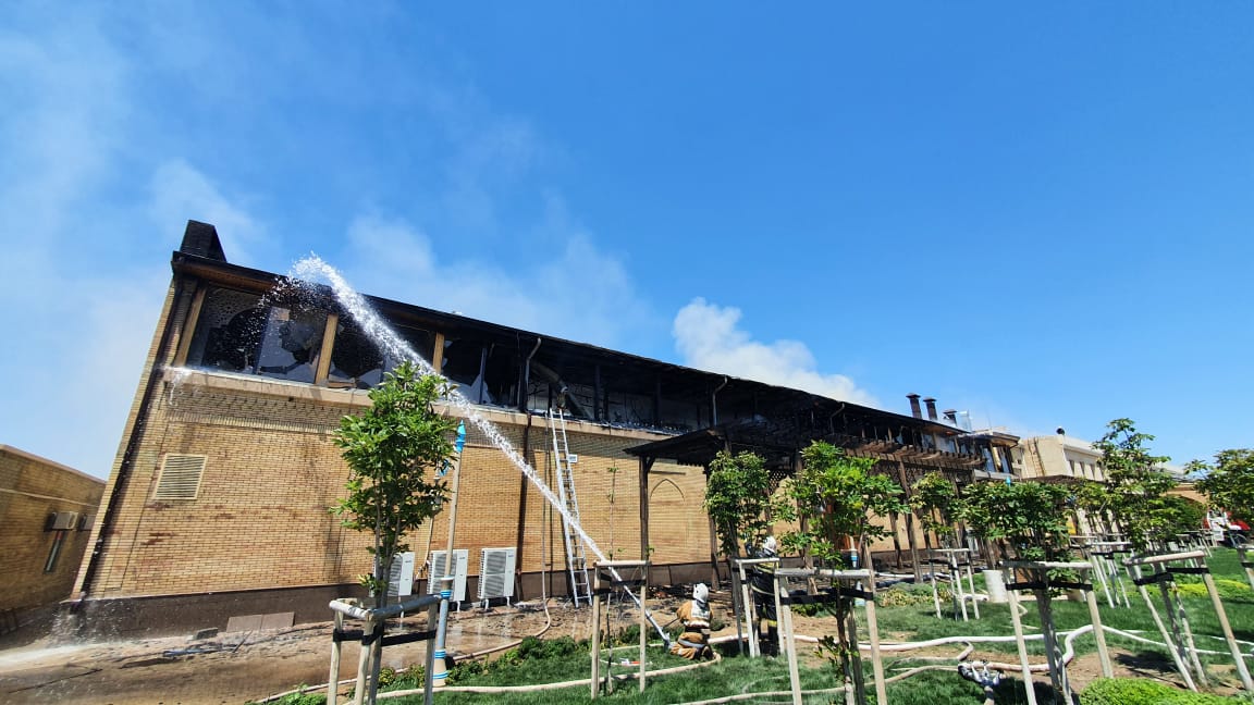 Пожарные Туркестанской области ликвидировали пожар в двухэтажном кафе «Жети Тандыр»