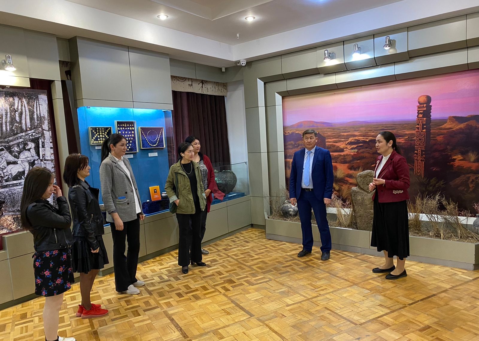 Была организована экскурсия для государственных служащих в Западно-Казахстанский областной историко-краеведческий музей.