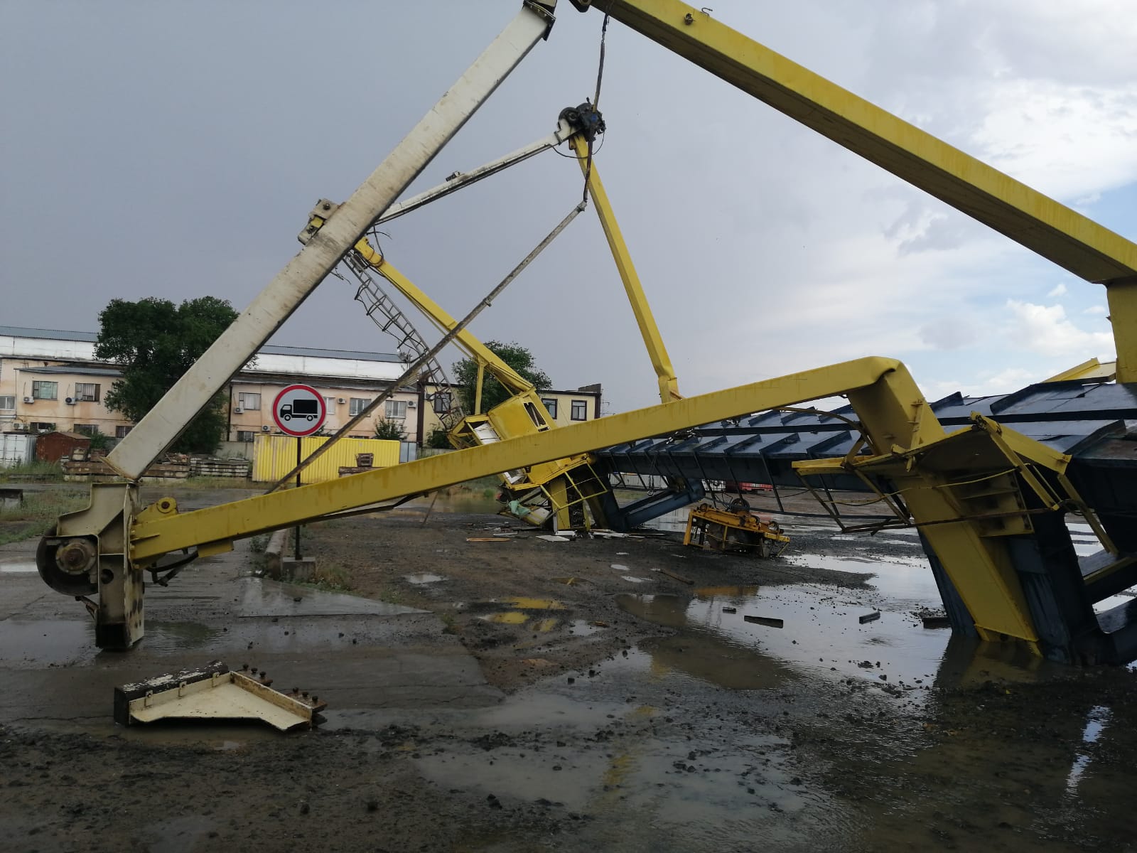 В Атырауской области упал кран