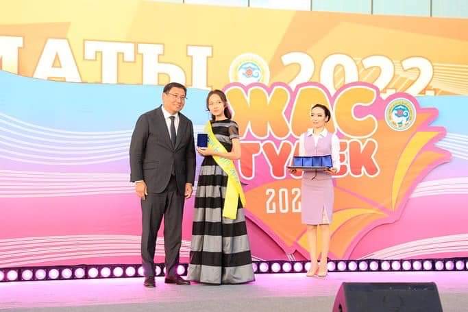 Торжественная церемония награждения выпускников школ знаком «Алтын белгi» «ЖАС ТҮЛЕК-2022»