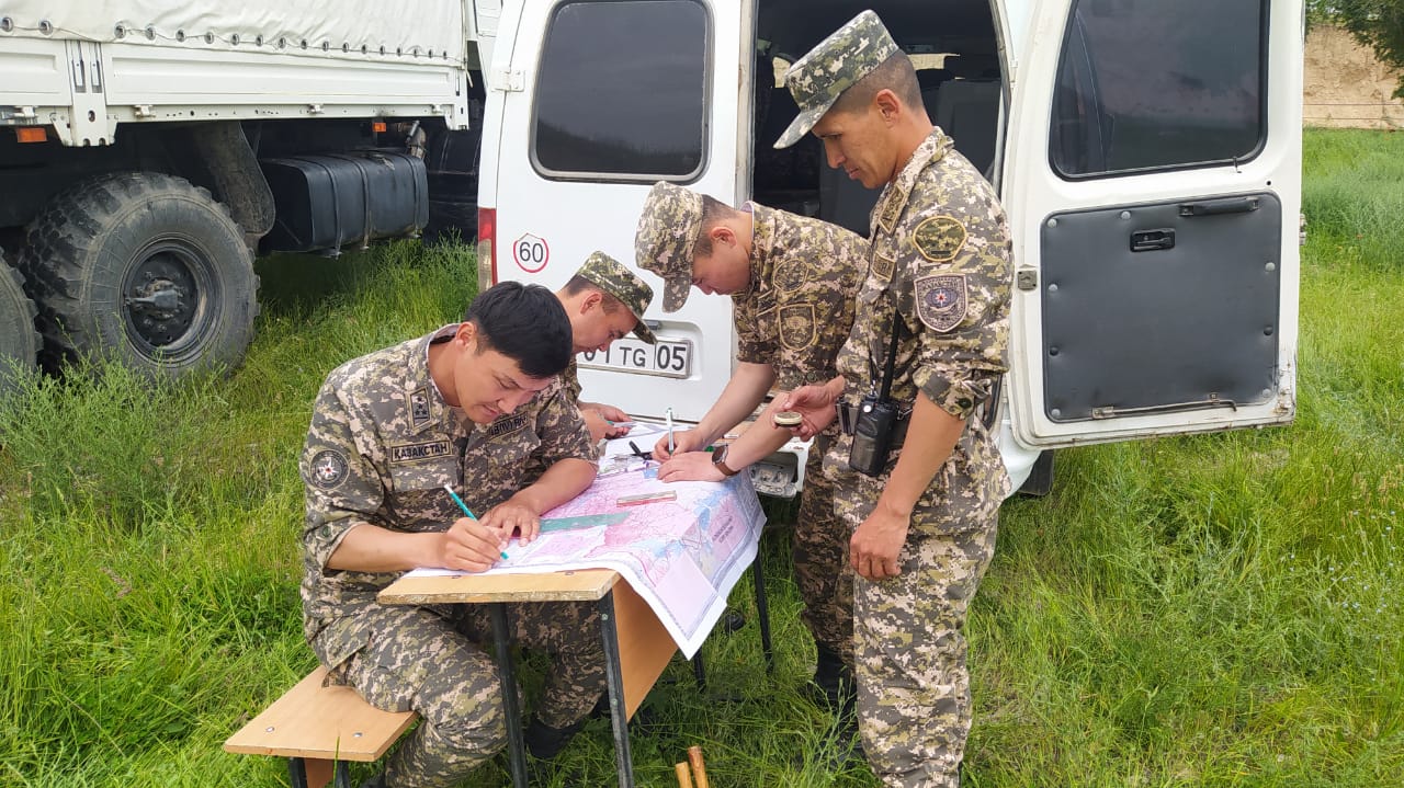 Өз қызметшісін жазалаған қожайынның порно видеосы Әйелінің көзін байлап, құрбысы сиқыған.